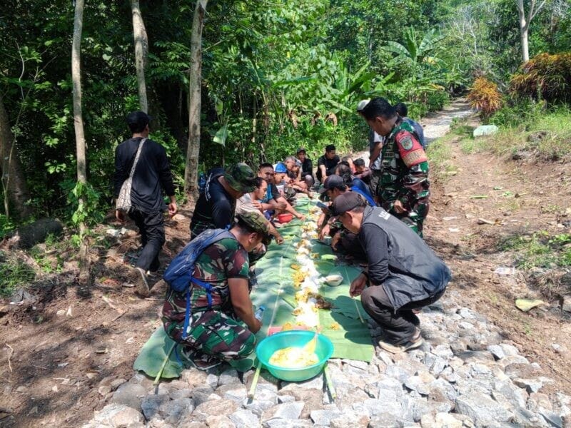 Babinsa Koramil 2202/Palabuhanratu Laksanakan Karya Bakti Pengerasan Jalan di Desa Mekarasih 1 Babinsa Koramil 2202/Palabuhanratu Laksanakan Karya Bakti Pengerasan Jalan di Desa Mekarasih