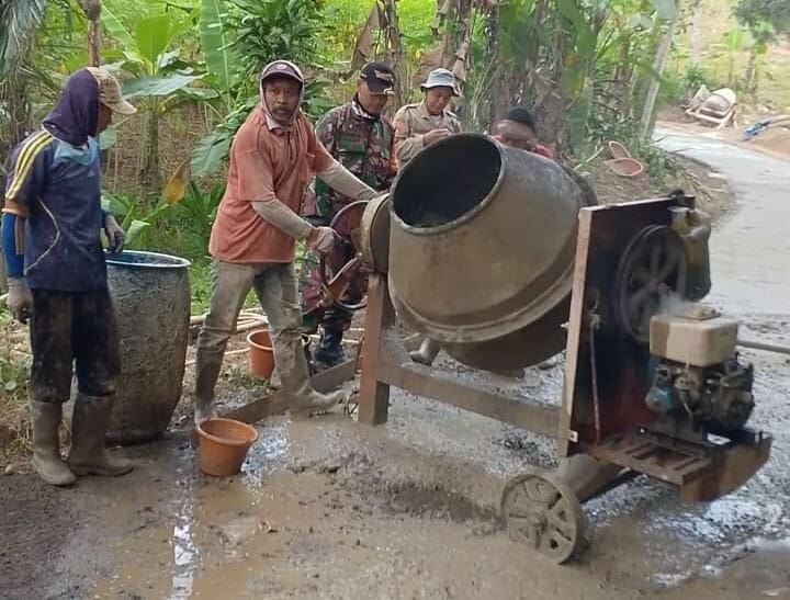 BABINSA KORAMIL 2207/JAMPANGTENGAH GOTONG ROYONG BERSAMA WARGA LAKSANAKAN PENGECORAN JALAN DESA 1 BABINSA KORAMIL 2207/JAMPANGTENGAH GOTONG ROYONG BERSAMA WARGA LAKSANAKAN PENGECORAN JALAN DESA