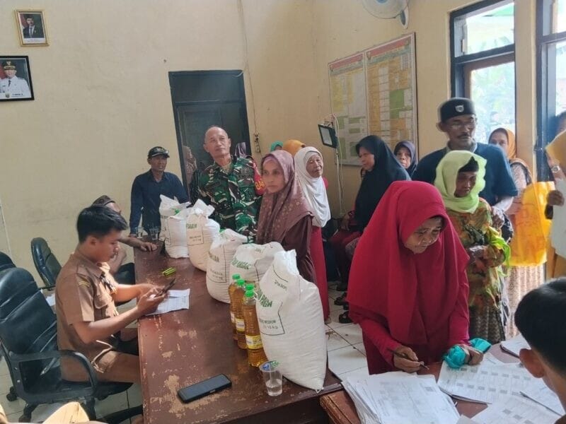 BABINSA KORAMIL 2208/NYALINDUNG LAKSANAKAN PENDAMPINGAN PENYALURAN BANTUAN BERAS NASIONAL DI DESA BOJONGSARI 1 BABINSA KORAMIL 2208/NYALINDUNG LAKSANAKAN PENDAMPINGAN PENYALURAN BANTUAN BERAS NASIONAL DI DESA BOJONGSARI