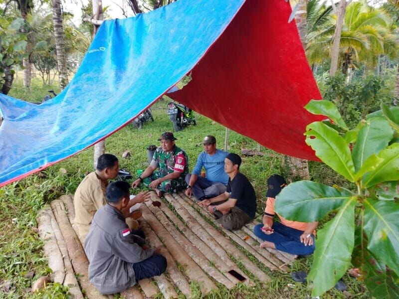 BABINSA KORAMIL 2213/JAMPANGKULON LAKSANAKAN KOMSOS BERSAMA WARGA DESA BINAAN 1 BABINSA KORAMIL 2213/JAMPANGKULON LAKSANAKAN KOMSOS BERSAMA WARGA DESA BINAAN