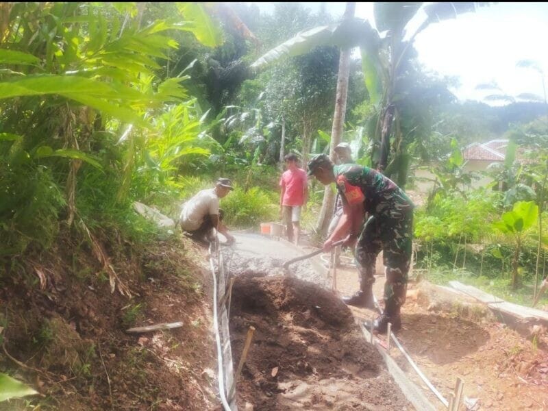 BABINSA KORAMIL 2211/SAGARANTEN BERSAMA WARGA LAKSANAKAN KARYA BAKTI PERBAIKAN JALAN DI DESA PUNCAK MANGGIS 1 BABINSA KORAMIL 2211/SAGARANTEN BERSAMA WARGA LAKSANAKAN KARYA BAKTI PERBAIKAN JALAN DI DESA PUNCAK MANGGIS