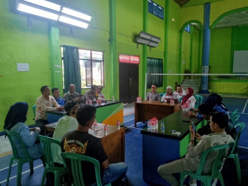 BABINSA KORAMIL 2202/PALABUHANRATU HADIRI PEMBENTUKAN PANITIA PENYAMBUTAN PHBI DI DESA LOJI 1 BABINSA KORAMIL 2202/PALABUHANRATU HADIRI PEMBENTUKAN PANITIA PENYAMBUTAN PHBI DI DESA LOJI