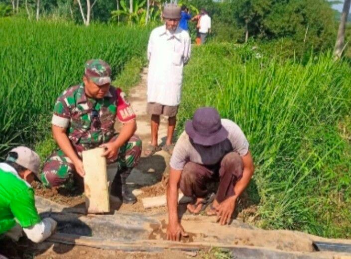 BABINSA KORAMIL 2206/PARAKANSALAK LAKSANAKAN KARYA BAKTI PERBAIKAN SALURAN IRIGASI DI DESA LEBAKSARI 1 BABINSA KORAMIL 2206/PARAKANSALAK LAKSANAKAN KARYA BAKTI PERBAIKAN SALURAN IRIGASI DI DESA LEBAKSARI