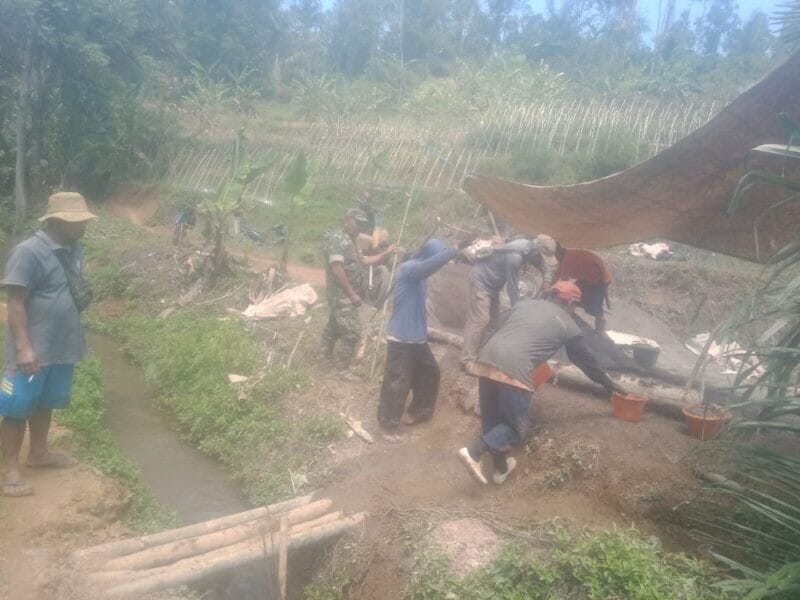 BABINSA KORAMIL 2207/JAMPANGTENGAH BERSAMA WARGA LAKSANAKAN KARYA BAKTI PERBAIKAN SELOKAN AIR DI DESA MARGALUYU 1 BABINSA KORAMIL 2207/JAMPANGTENGAH BERSAMA WARGA LAKSANAKAN KARYA BAKTI PERBAIKAN SELOKAN AIR DI DESA MARGALUYU
