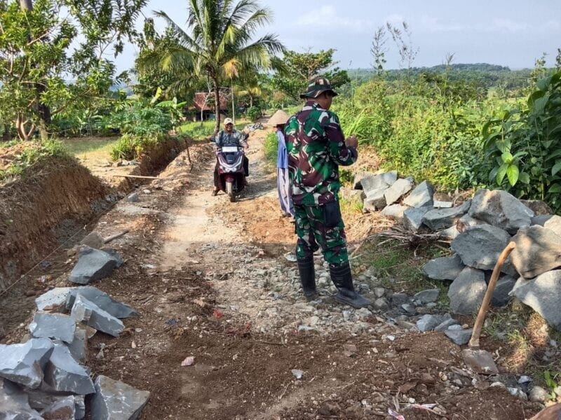 BABINSA KORAMIL 2215/CIEMAS GOTONG ROYONG BANGUN JALAN DAN SALURAN IRIGASI BERSAMA WARGA 1 BABINSA KORAMIL 2215/CIEMAS GOTONG ROYONG BANGUN JALAN DAN SALURAN IRIGASI BERSAMA WARGA