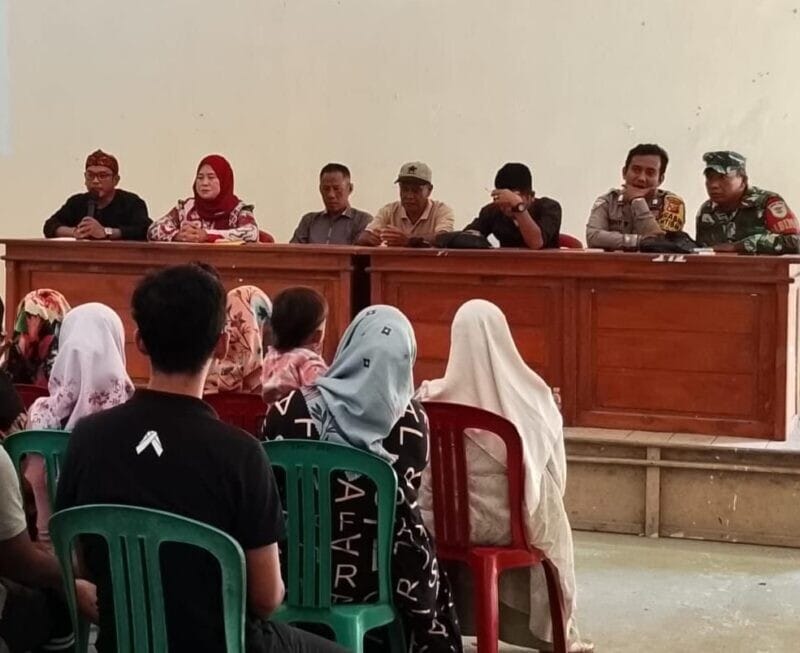 Babinsa Koramil 2202/Palabuhanratu Hadiri Rapat Musrenbang Desa Cikadu 1 Babinsa Koramil 2202/Palabuhanratu Hadiri Rapat Musrenbang Desa Cikadu