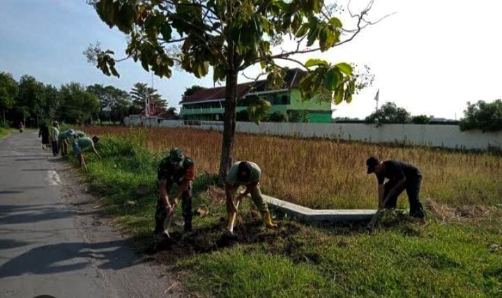 BABINSA KORAMIL 2212/TEGALBULEUD BERSAMA WARGA LAKSANAKAN KARYA BAKTI PEMBENAHAN JALAN DI DESA BANGBAYANG 1 BABINSA KORAMIL 2212/TEGALBULEUD BERSAMA WARGA LAKSANAKAN KARYA BAKTI PEMBENAHAN JALAN DI DESA BANGBAYANG