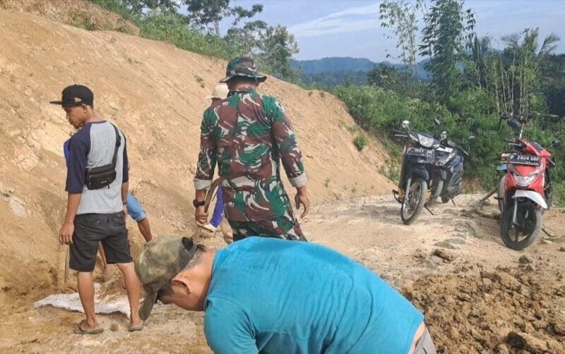 BABINSA KORAMIL 2207/JAMPANGTENGAH LAKSANAKAN KARYA BAKTI PENGERASAN JALAN BERSAMA WARGA 1 BABINSA KORAMIL 2207/JAMPANGTENGAH LAKSANAKAN KARYA BAKTI PENGERASAN JALAN BERSAMA WARGA