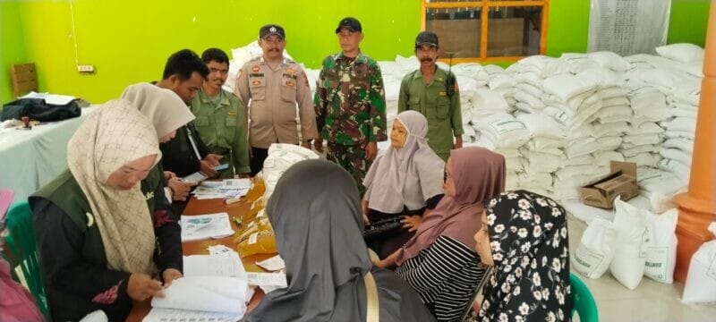 BABINSA KORAMIL 2213/JAMPANGKULON LAKSANAKAN PENDAMPINGAN PENYALURAN BANTUAN PANGAN DI DESA MEKARJAYA 1 BABINSA KORAMIL 2213/JAMPANGKULON LAKSANAKAN PENDAMPINGAN PENYALURAN BANTUAN PANGAN DI DESA MEKARJAYA
