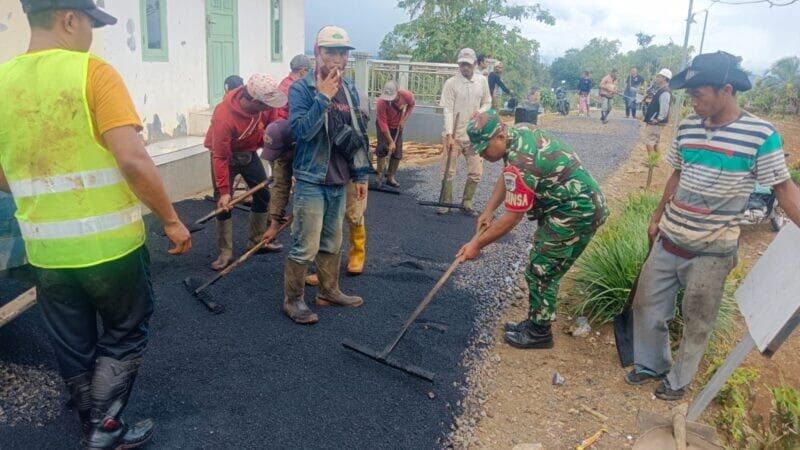 BABINSA KORAMIL 2206/PARAKANSALAK LAKSANAKAN KARYA BAKTI PERBAIKAN JALAN DI DESA SUKAKERSA 1 BABINSA KORAMIL 2206/PARAKANSALAK LAKSANAKAN KARYA BAKTI PERBAIKAN JALAN DI DESA SUKAKERSA