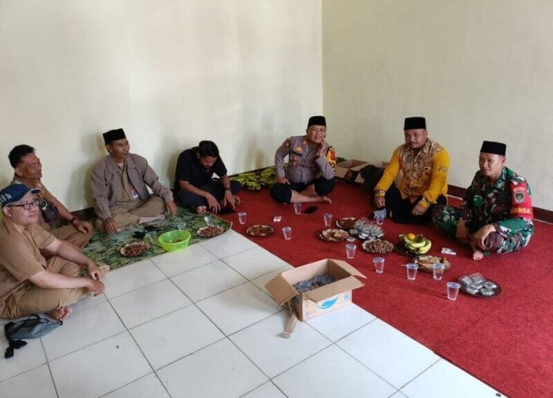 BABINSA KORAMIL 2211/SAGARANTEN HADIRI KEGIATAN PENGGAJIAN DI DESA CIBAREBEG 1 BABINSA KORAMIL 2211/SAGARANTEN HADIRI KEGIATAN PENGGAJIAN DI DESA CIBAREBEG