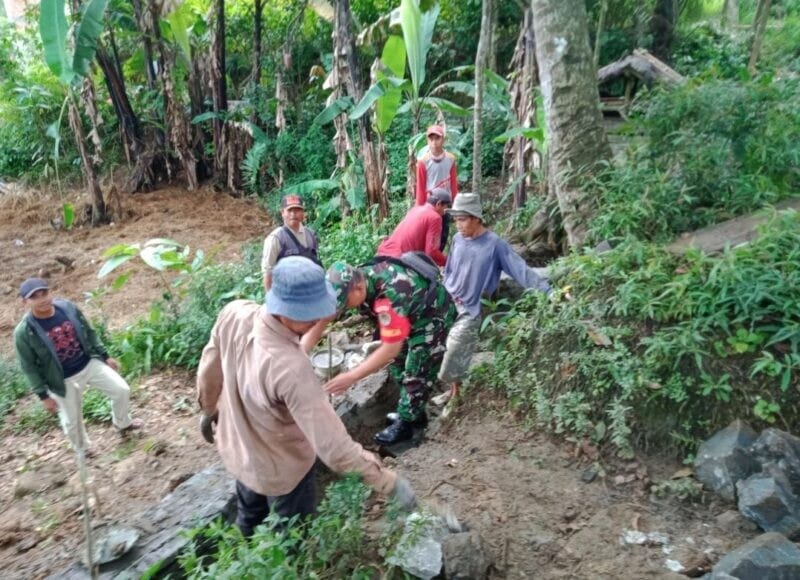 BABINSA KORAMIL 2209/LENGKONG BERSAMA WARGA LAKSANAKAN KARYA BAKTI PEMBANGUNAN TPT DI DESA LENGKONG