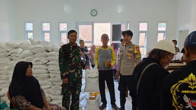 BABINSA KORAMIL 2213/JAMPANGKULON DAMPINGI PENYALURAN BANTUAN PANGAN DI DESA MEKARWANGI 1 BABINSA KORAMIL 2213/JAMPANGKULON DAMPINGI PENYALURAN BANTUAN PANGAN DI DESA MEKARWANGI