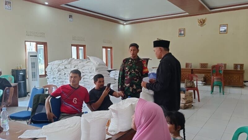 BABINSA KORAMIL 2213/JAMPANGKULON DAMPINGI PENYALURAN BANTUAN PANGAN DI DESA CIMANGGU 1 BABINSA KORAMIL 2213/JAMPANGKULON DAMPINGI PENYALURAN BANTUAN PANGAN DI DESA CIMANGGU