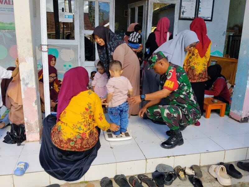 BABINSA KORAMIL 2205/KALAPANUNGGAL LAKSANAKAN PENDAMPINGAN POSYANDU DI DESA CIHAMERANG 1 BABINSA KORAMIL 2205/KALAPANUNGGAL LAKSANAKAN PENDAMPINGAN POSYANDU DI DESA CIHAMERANG