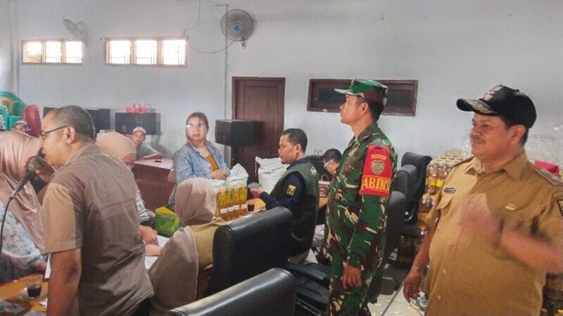 BABINSA KORAMIL 2208/NYALINDUNG DAMPINGI PENYALURAN LANJUTAN BANTUAN BERAS NASIONAL 1 BABINSA KORAMIL 2208/NYALINDUNG DAMPINGI PENYALURAN LANJUTAN BANTUAN BERAS NASIONAL