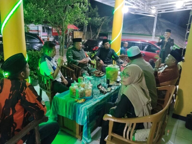 DANRAMIL 2209/LENGKONG LAKSANAKAN KOMSOS DENGAN TOKOH AGAMA DI DESA TEGALLEGA 1 DANRAMIL 2209/LENGKONG LAKSANAKAN KOMSOS DENGAN TOKOH AGAMA DI DESA TEGALLEGA