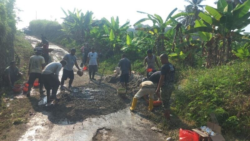 BABINSA KORAMIL 2201/CISOLOK BERSAMA WARGA LAKSANAKAN KARYA BAKTI PEMBENAHAN JALAN DI DESA CISOLOK 1 BABINSA KORAMIL 2201/CISOLOK BERSAMA WARGA LAKSANAKAN KARYA BAKTI PEMBENAHAN JALAN DI DESA CISOLOK
