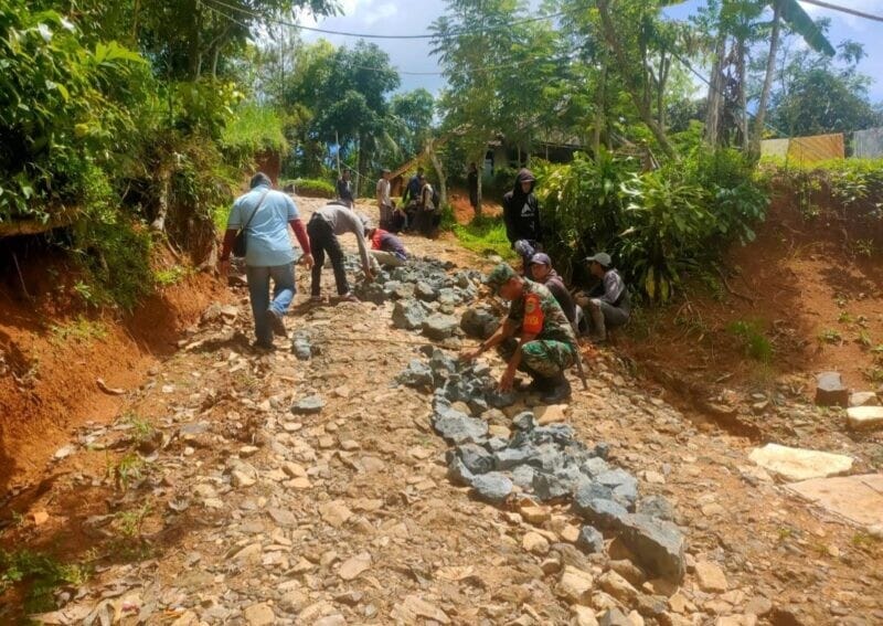 BABINSA KORAMIL 2209/LENGKONG BERSAMA WARGA LAKSANAKAN KARYA BAKTI PERBAIKAN JALAN DI DESA CILANGKAP 1 BABINSA KORAMIL 2209/LENGKONG BERSAMA WARGA LAKSANAKAN KARYA BAKTI PERBAIKAN JALAN DI DESA CILANGKAP