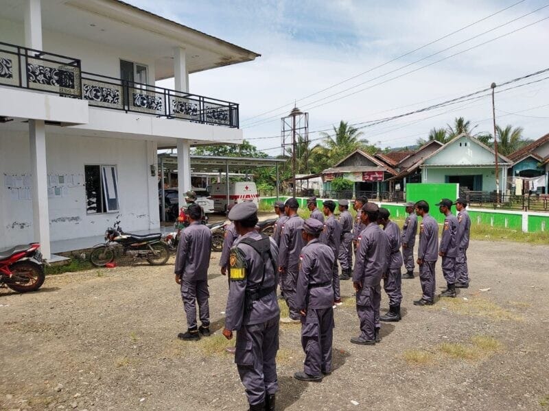 BABINSA KORAMIL 2215/CIEMAS LATIH SATLINMAS DESA MANDRAJAYA TINGKATKAN KEDISIPLINAN DAN KESIAPSIAGAAN 1 BABINSA KORAMIL 2215/CIEMAS LATIH SATLINMAS DESA MANDRAJAYA TINGKATKAN KEDISIPLINAN DAN KESIAPSIAGAAN