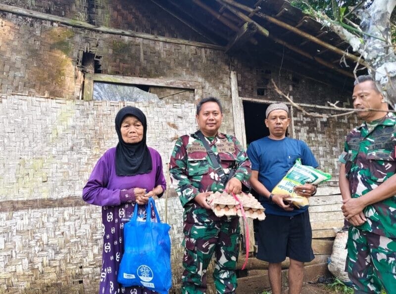 Danposramil Purabaya Ajak Komunitas OYAG Bantu Lansia yang Tinggal di Rumah Tak Layak Huni 2