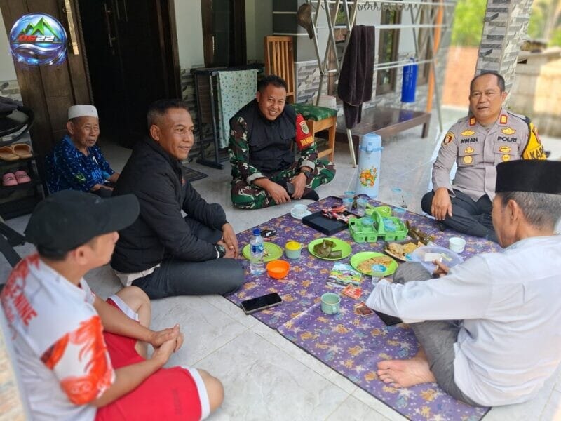 Danramil 2209 / Lengkong Perkuat Sinergi dengan Tokoh Masyarakat Melalui Komsos 1 Danramil 2209 / Lengkong Perkuat Sinergi dengan Tokoh Masyarakat Melalui Komsos