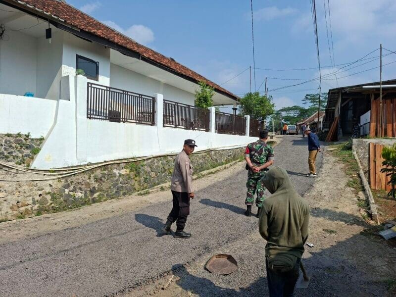 BABINSA KORAMIL 2208/NYALINDUNG MONITORING PEMBANGUNAN JALAN DESA DI KERTAANGSANA 1 BABINSA KORAMIL 2208/NYALINDUNG MONITORING PEMBANGUNAN JALAN DESA DI KERTAANGSANA