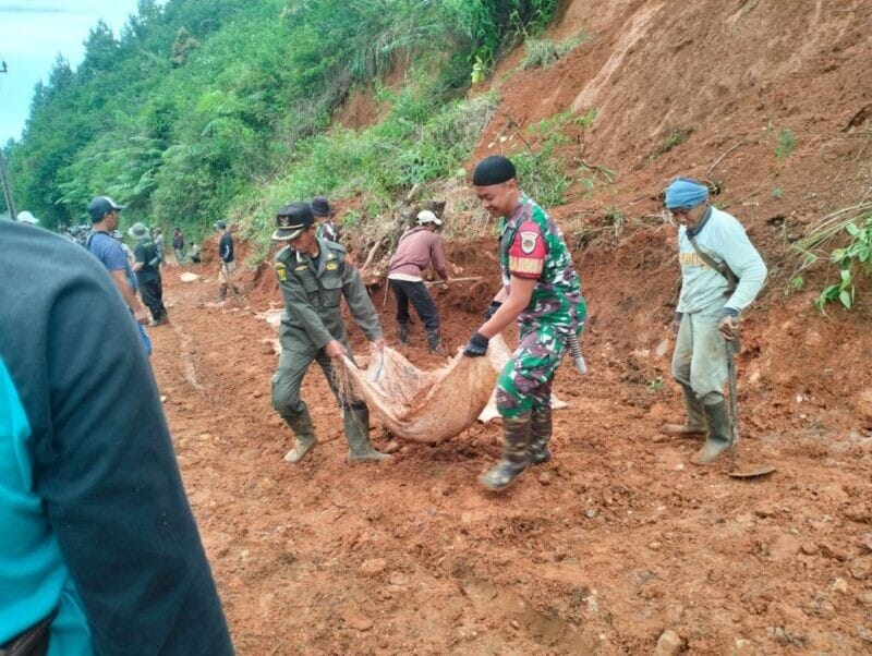 BABINSA KORAMIL 2207/JAMPANGTENGAH BERSAMA WARGA LAKSANAKAN KARYA BAKTI PENGERASAN JALAN DESA 1 BABINSA KORAMIL 2207/JAMPANGTENGAH BERSAMA WARGA LAKSANAKAN KARYA BAKTI PENGERASAN JALAN DESA