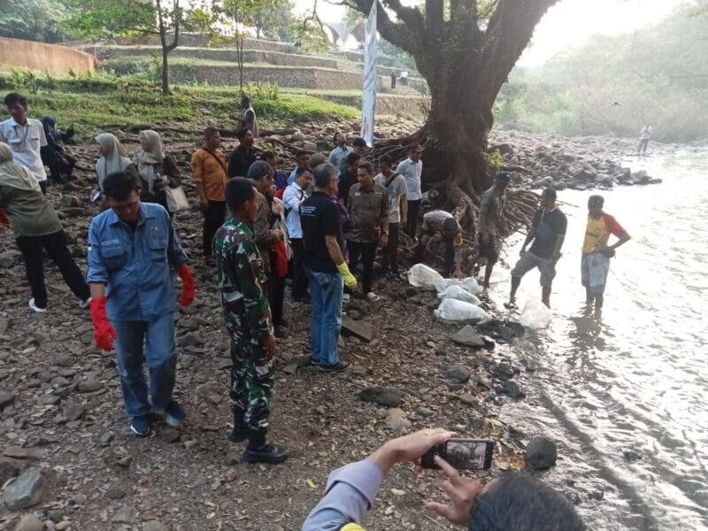 Babinsa Koramil 2215/Ciemas Dampingi Pelepasan Bibit Ikan di Sungai Ciletuh 1 Babinsa Koramil 2215/Ciemas Dampingi Pelepasan Bibit Ikan di Sungai Ciletuh