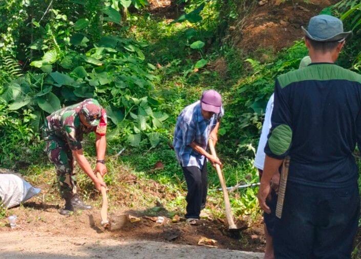 BABINSA KORAMIL 2206/PARAKANSALAK LAKSANAKAN KARYA BAKTI PEMBERSIHAN JALAN DI DESA BOJONGASIH 1 BABINSA KORAMIL 2206/PARAKANSALAK LAKSANAKAN KARYA BAKTI PEMBERSIHAN JALAN DI DESA BOJONGASIH