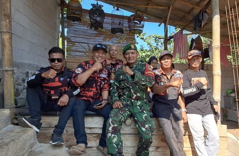 BABINSA KORAMIL 2207/JAMPANGTENGAH LAKSANAKAN KOMSOS BERSAMA WARGA DI DESA PURABAYA 1 BABINSA KORAMIL 2207/JAMPANGTENGAH LAKSANAKAN KOMSOS BERSAMA WARGA DI DESA PURABAYA