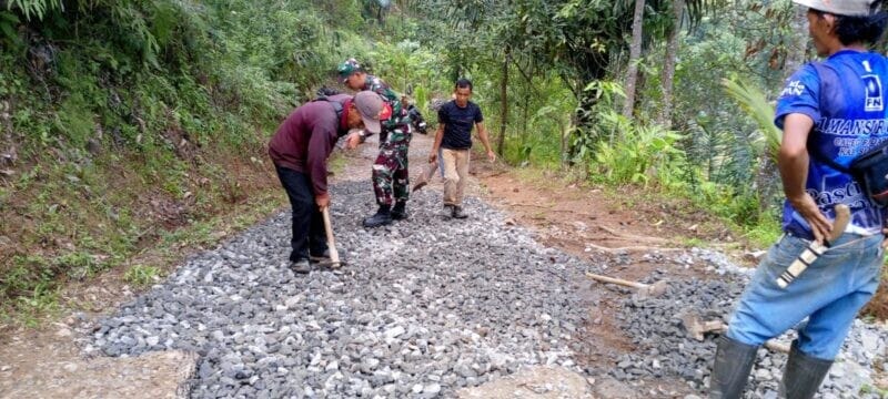 Babinsa Koramil 2201/Cisolok Bersama Warga Laksanakan Karya Bakti Pembenahan Jalan di Desa Cicadas 1 Babinsa Koramil 2201/Cisolok Bersama Warga Laksanakan Karya Bakti Pembenahan Jalan di Desa Cicadas