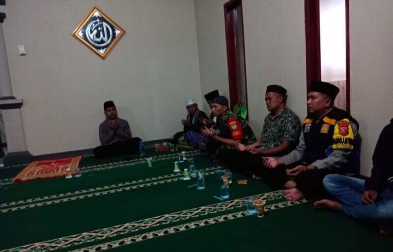 BABINSA KORAMIL 2209/LENGKONG HADIRI PENGAJIAN RUTIN, PERERAT SILATURAHMI DENGAN WARGA 1 BABINSA KORAMIL 2209/LENGKONG HADIRI PENGAJIAN RUTIN, PERERAT SILATURAHMI DENGAN WARGA