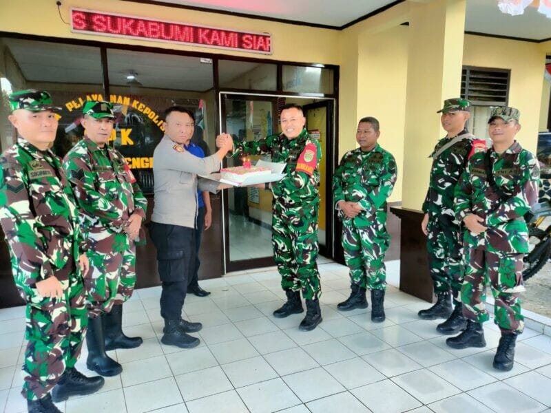 DANRAMIL 2209/LENGKONG BERSAMA ANGGOTA UCAPKAN SELAMAT HARI BHAYANGKARA KE-80 KEPADA POLSEK LENGKONG 1 DANRAMIL 2209/LENGKONG BERSAMA ANGGOTA UCAPKAN SELAMAT HARI BHAYANGKARA KE-80 KEPADA POLSEK LENGKONG