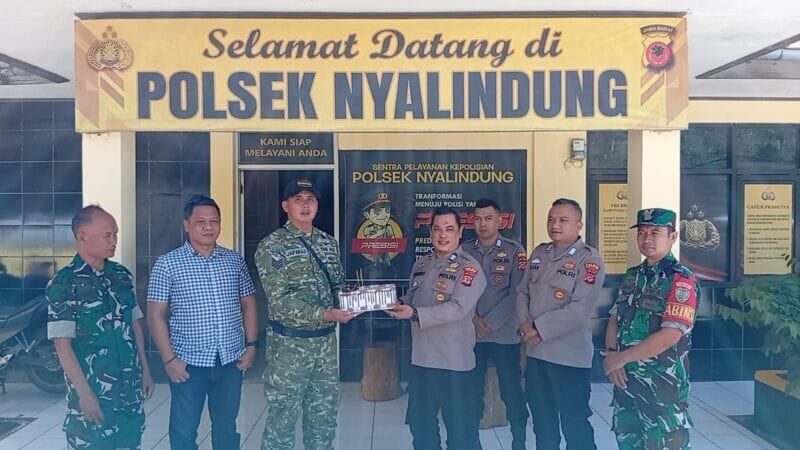 Anggota Koramil 2208/Nyalindung Sampaikan Ucapan Selamat HUT Bhayangkara ke-80 di Mapolsek Nyalindung 1 Anggota Koramil 2208/Nyalindung Sampaikan Ucapan Selamat HUT Bhayangkara ke-80 di Mapolsek Nyalindung