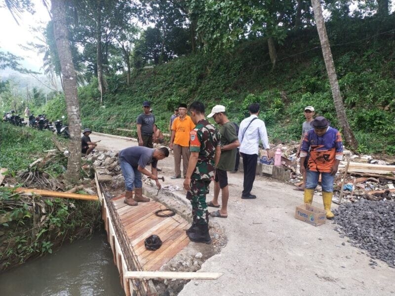 BABINSA KORAMIL 2202/PALABUHANRATU GOTONG ROYONG PELEBARAN JEMBATAN BERSAMA WARGA DI DESA TONJONG 1 BABINSA KORAMIL 2202/PALABUHANRATU GOTONG ROYONG PELEBARAN JEMBATAN BERSAMA WARGA DI DESA TONJONG