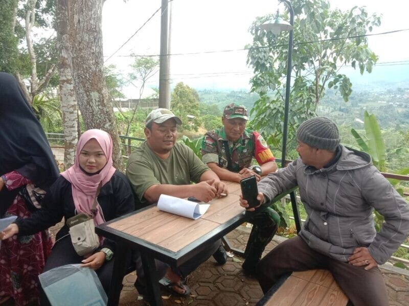 BABINSA KORAMIL 2205/KALAPANUNGGAL LAKSANAKAN KOMSOS BERSAMA KETUA RT DAN WARGA DESA CIHAMERANG 1 BABINSA KORAMIL 2205/KALAPANUNGGAL LAKSANAKAN KOMSOS BERSAMA KETUA RT DAN WARGA DESA CIHAMERANG