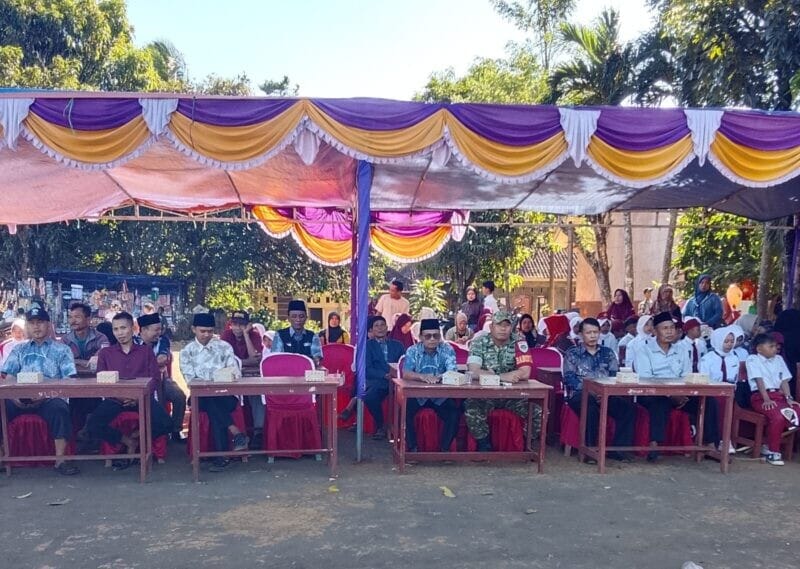BABINSA DESA SIDAMULYA HADIRI ACARA PERPISAHAN DAN KENAIKAN KELAS SDN CITANGNGKIL 11