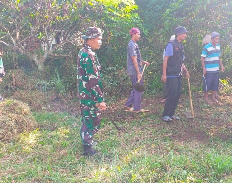 BABINSA KORAMIL 2209/LENGKONG BERSAMA WARGA GELAR KARYA BAKTI BERSIHKAN JALAN MENUJU TPU 10