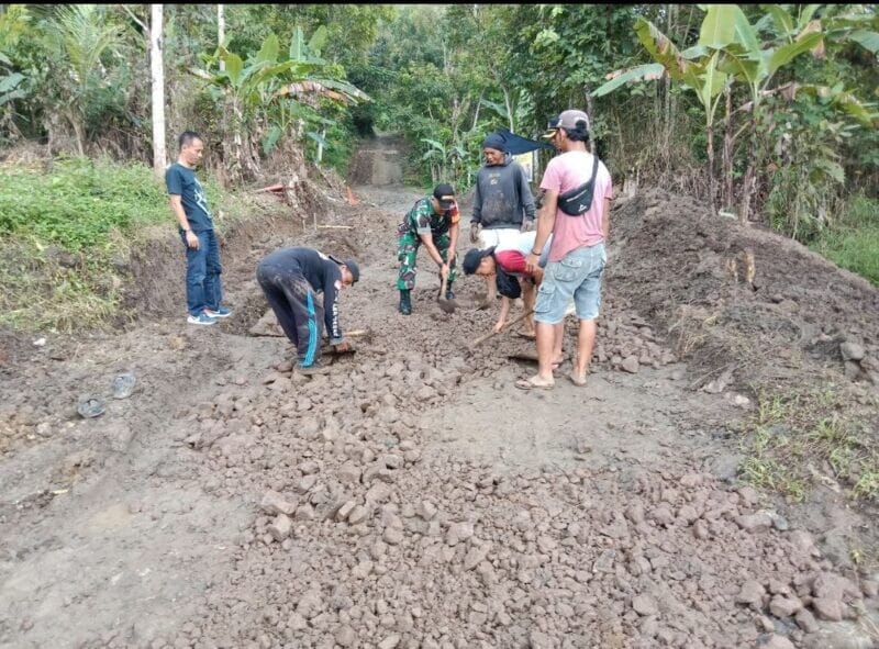 Babinsa Koramil 2211/Sagaranten Bersama Warga Laksanakan Karya Bakti Perbaikan Jalan di Desa Mekartani 7