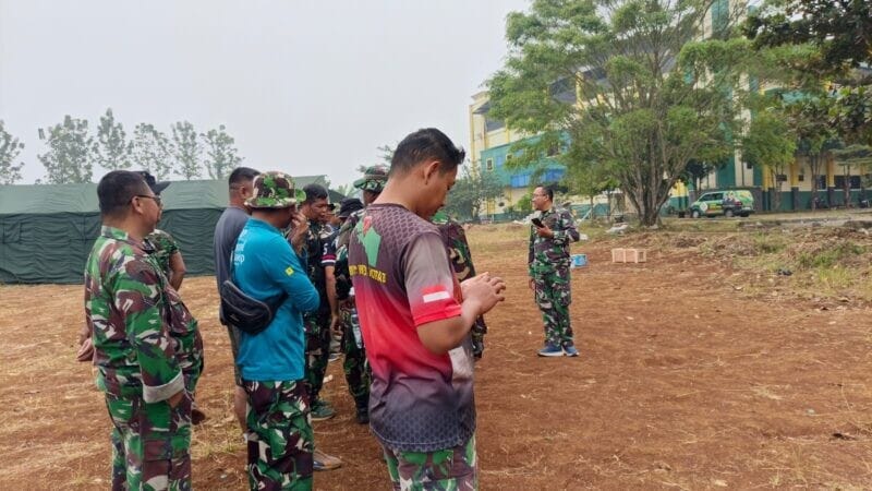 Anggota Koramil 2202/Palabuhanratu Laksanakan Korve Pembuatan Tenda Marshalling Area Yon TP di PLUT Cikembang 6