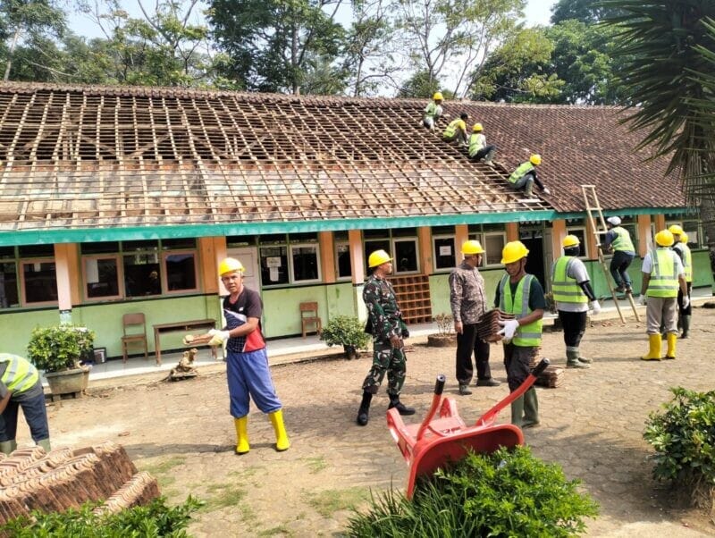 BABINSA KORAMIL 2209/LENGKONG MONITORING PEMBONGKARAN AWAL REHABILITASI SDN BOJONGTUGU 5