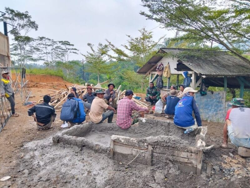 Babinsa Koramil 2207/Jampangtengah Bersama Warga Laksanakan Karya Bakti Pengerasan Jalan di Desa Margaluyu