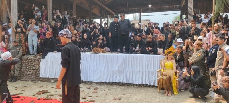 DANRAMIL 2201/CISOLOK HADIRI PUNCAK PERAYAAN SEREN TAUN KE-447 DI KASEPUHAN SINARESMI 2 DANRAMIL 2201/CISOLOK HADIRI PUNCAK PERAYAAN SEREN TAUN KE-447 DI KASEPUHAN SINARESMI 1
