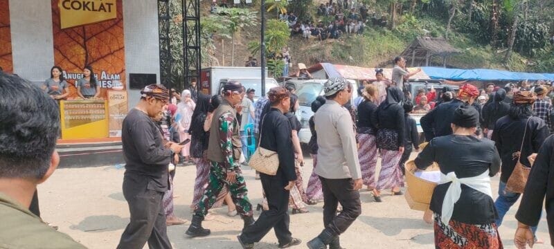 DANRAMIL 2201/CISOLOK HADIRI PUNCAK PERAYAAN SEREN TAUN KE-447 DI KASEPUHAN SINARESMI 1 DANRAMIL 2201/CISOLOK HADIRI PUNCAK PERAYAAN SEREN TAUN KE-447 DI KASEPUHAN SINARESMI
