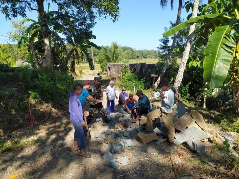Babinsa Koramil 2212/Tegalbuleud Bersama Warga Laksanakan Karya Bakti Perbaikan Jalan di Desa Sumberjaya 1 Babinsa Koramil 2212/Tegalbuleud Bersama Warga Laksanakan Karya Bakti Perbaikan Jalan di Desa Sumberjaya