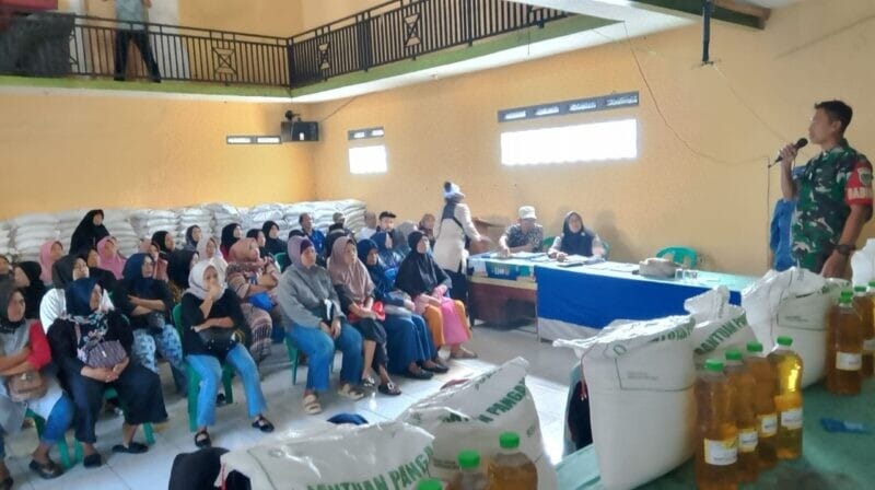 Babinsa Koramil 2208/Nyalindung Berikan Pengarahan kepada Penerima BLT di Desa Cijangkar 1 Babinsa Koramil 2208/Nyalindung Berikan Pengarahan kepada Penerima BLT di Desa Cijangkar