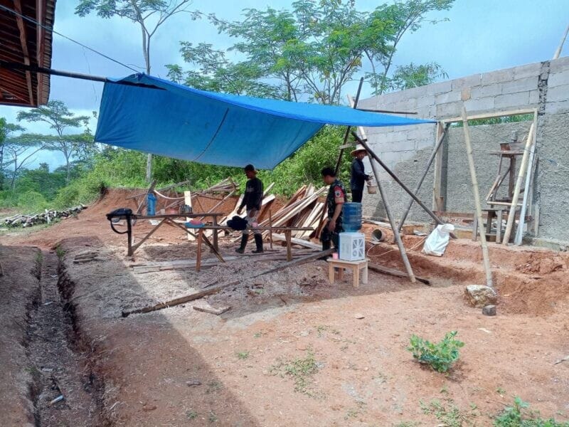 Babinsa Koramil 2213/Jampangkulon Bersama Warga Laksanakan Bakti di Desa Cikaranggeusan 1 Babinsa Koramil 2213/Jampangkulon Bersama Warga Laksanakan Bakti di Desa Cikaranggeusan