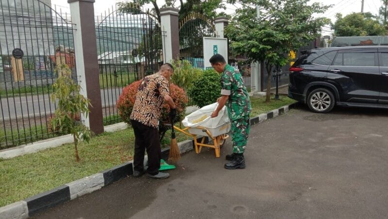 BABINSA KORAMIL 2202/PALABUHANRATU GELAR BAKTI PEMBERSIHAN JALAN DI DESA MEKAR ASIH 1 BABINSA KORAMIL 2202/PALABUHANRATU GELAR BAKTI PEMBERSIHAN JALAN DI DESA MEKAR ASIH