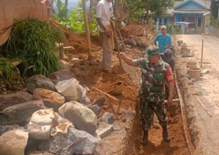 Babinsa Koramil 2206/Parakansalak Gotong Royong Perbaiki Parit Bersama Warga di Desa Sukakersa 1 Babinsa Koramil 2206/Parakansalak Gotong Royong Perbaiki Parit Bersama Warga di Desa Sukakersa